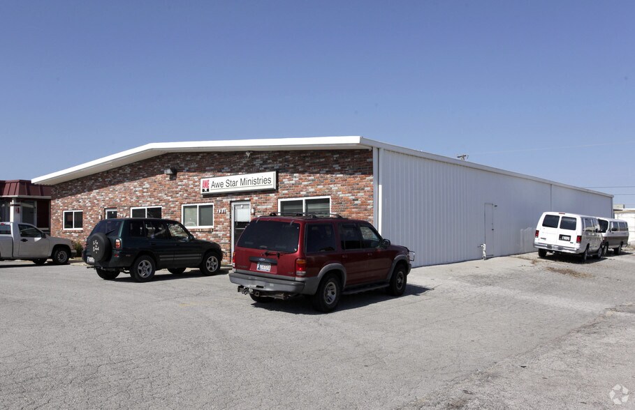 More Photos Of 7619-7621 E 46th Pl, Tulsa Showroom For Sale