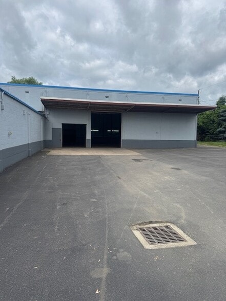 More Photos Of 5727 S Park Ave, Hamburg Warehouse For Lease