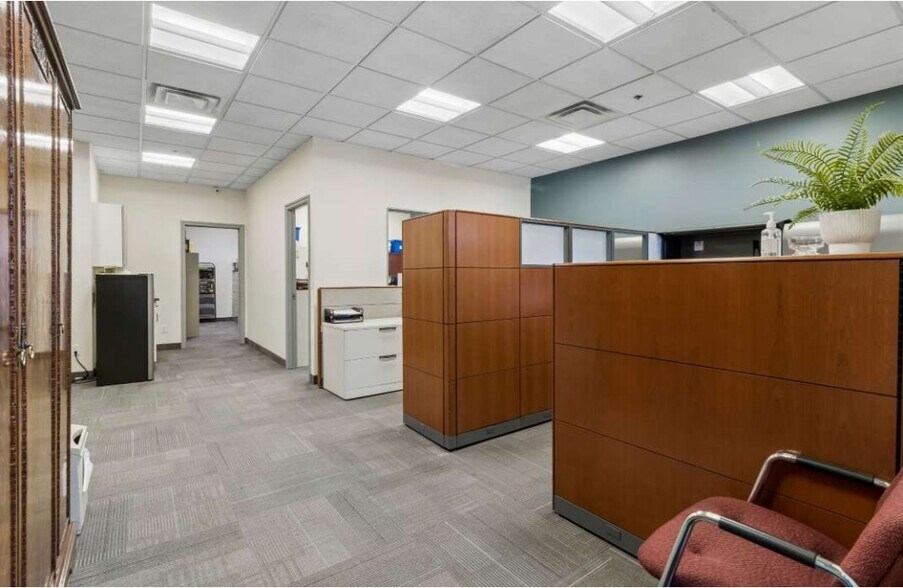 More Photos Of 242 Applewood Cres, Vaughan Light Manufacturing For Sale