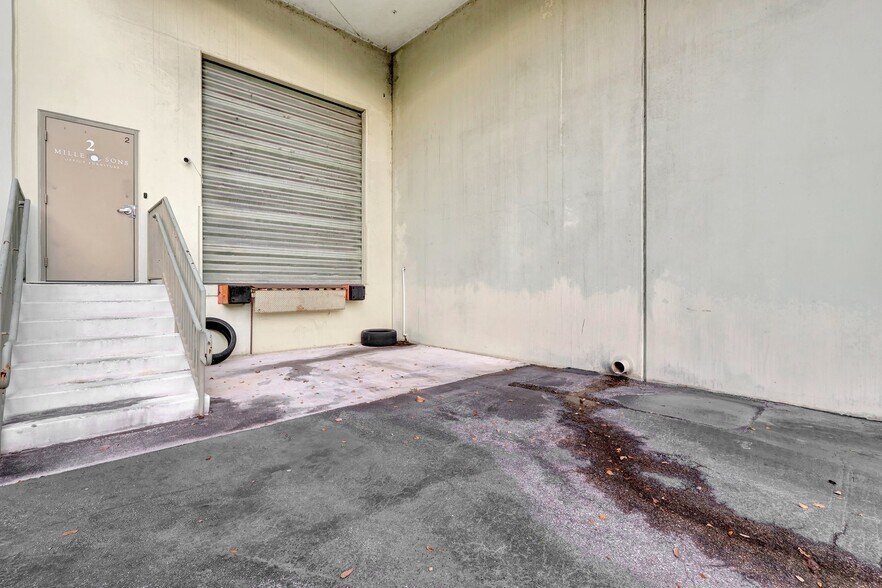 More Photos Of 1200 S Rogers Cir, Boca Raton Warehouse For Lease