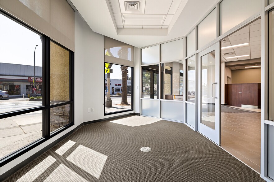 More Photos Of 2635 Wilshire Blvd, Santa Monica Bank For Lease