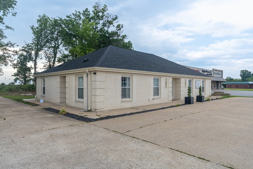 More Photos Of 709 N Carbon St, Marion Flex For Sale