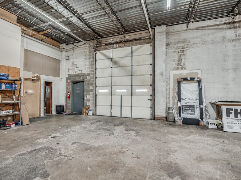 More Photos Of 3730-3732 N MacArthur Blvd, Warr Acres Showroom For Sale