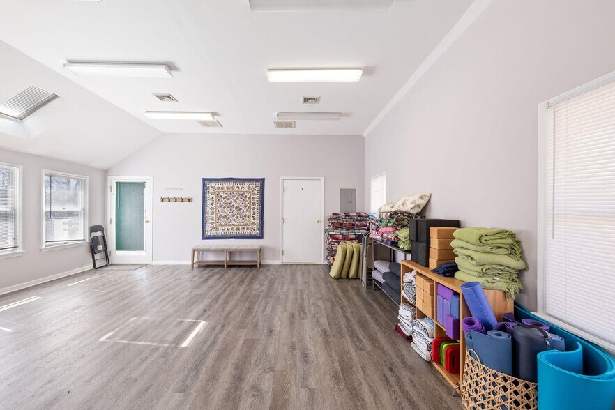 More Photos Of 29 Simpson Ln, Falmouth Office For Sale