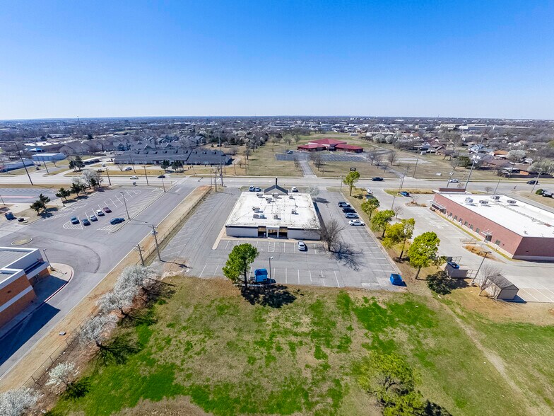 More Photos Of 400 N Eastern Ave, Moore Medical For Sale