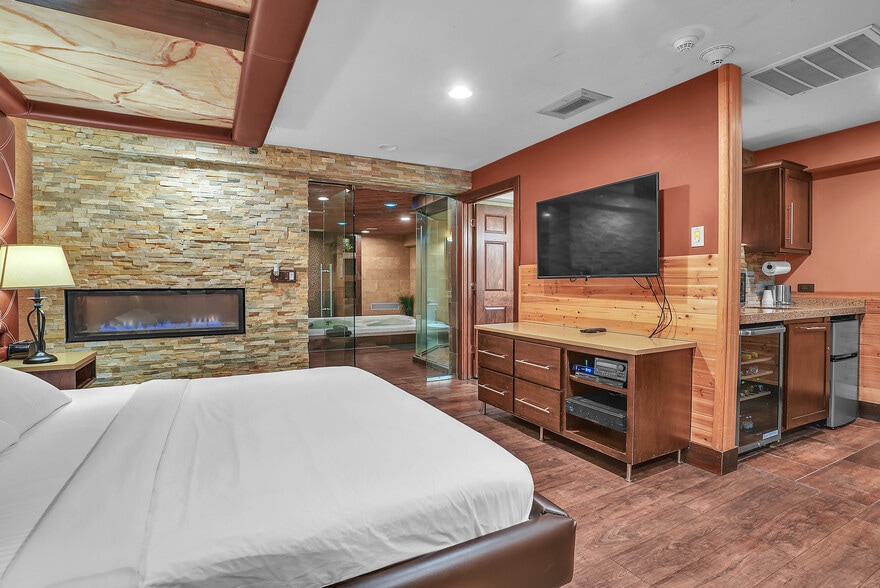 More Photos Of 16W621 S Frontage Rd, Willowbrook Hotel For Sale