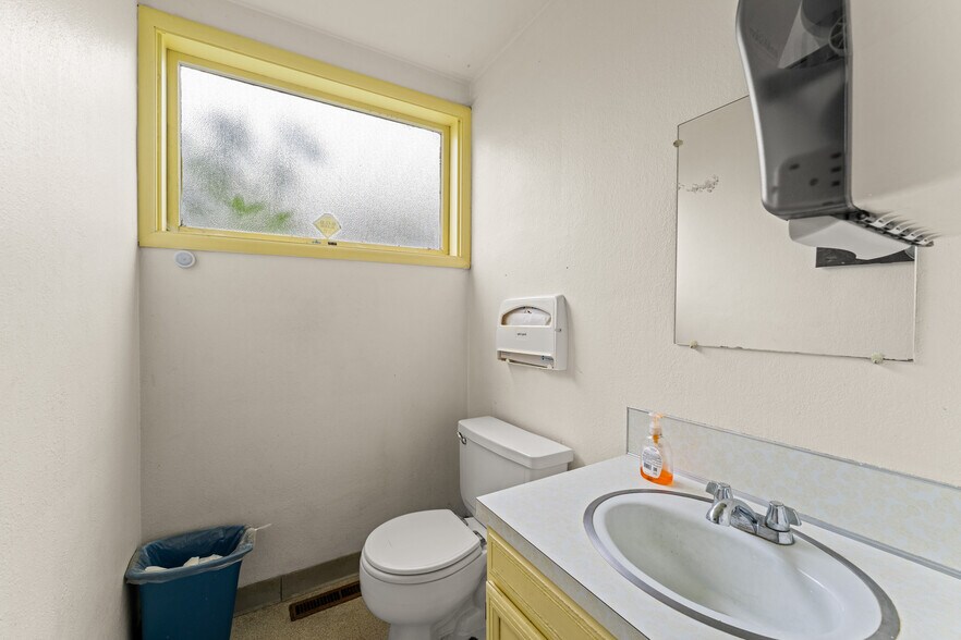 More Photos Of 515 NE 8th St, Grants Pass Office For Sale