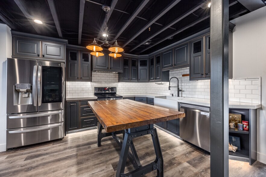 More Photos Of 4554 Forestdale Dr, Park City Light Manufacturing For Sale