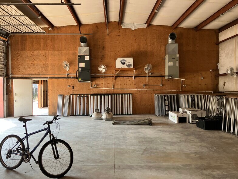 More Photos Of 1440 32nd St, Springfield Industrial For Sale