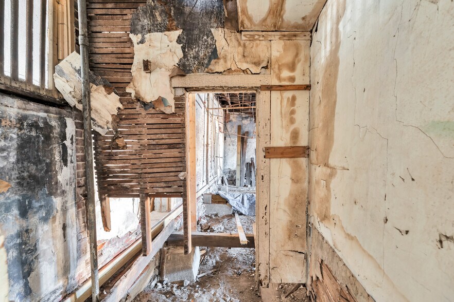 More Photos Of 504 W Commercial St, Springfield Storefront Retail Office For Sale