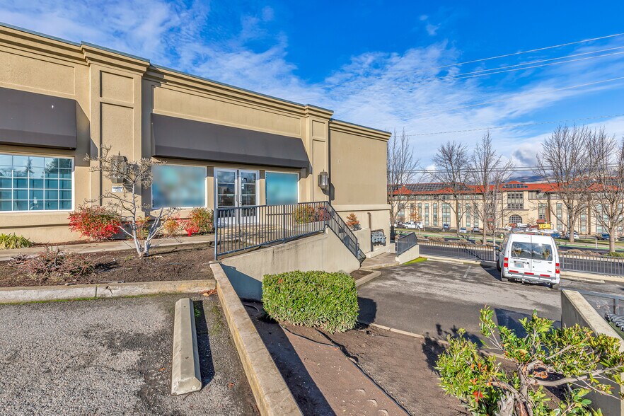 More Photos Of 1401 Siskiyou Blvd, Ashland Office For Lease