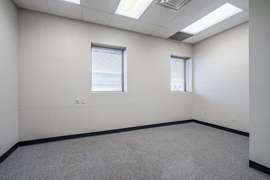 More Photos Of 5704 44 St, Lloydminster Office For Lease
