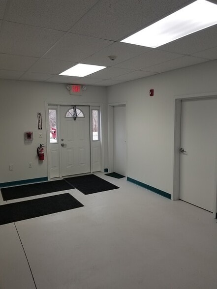 More Photos Of 2302 Gar Hwy, Swansea Storefront Retail Office For Lease