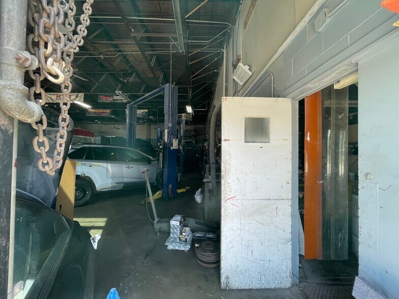More Photos Of E Northwest Hwy, Arlington Heights Auto Dealership For Lease