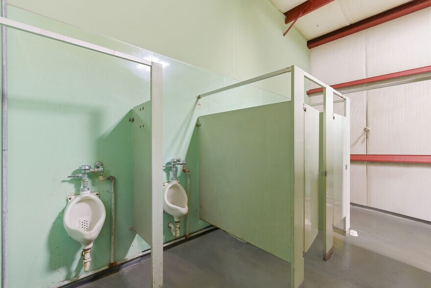 More Photos Of 13026 Rosecrest Dr, Houston Warehouse For Lease