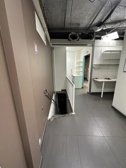 More Photos Of 97 Rue Raymond Losserand, Paris Flex For Lease
