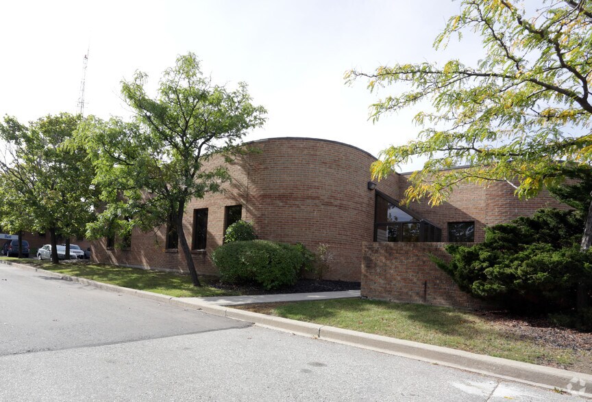 More Photos Of 256 Britannia Rd E, Mississauga Light Distribution For Sale