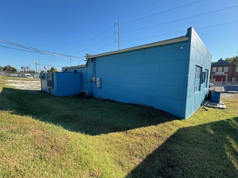 More Photos Of 7300 Troost Ave, Kansas City Auto Repair For Sale
