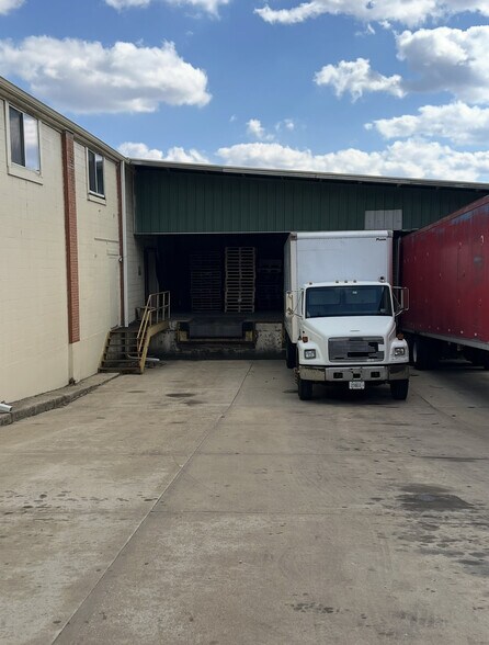 More Photos Of 764 Prairie St, Aurora Warehouse For Lease