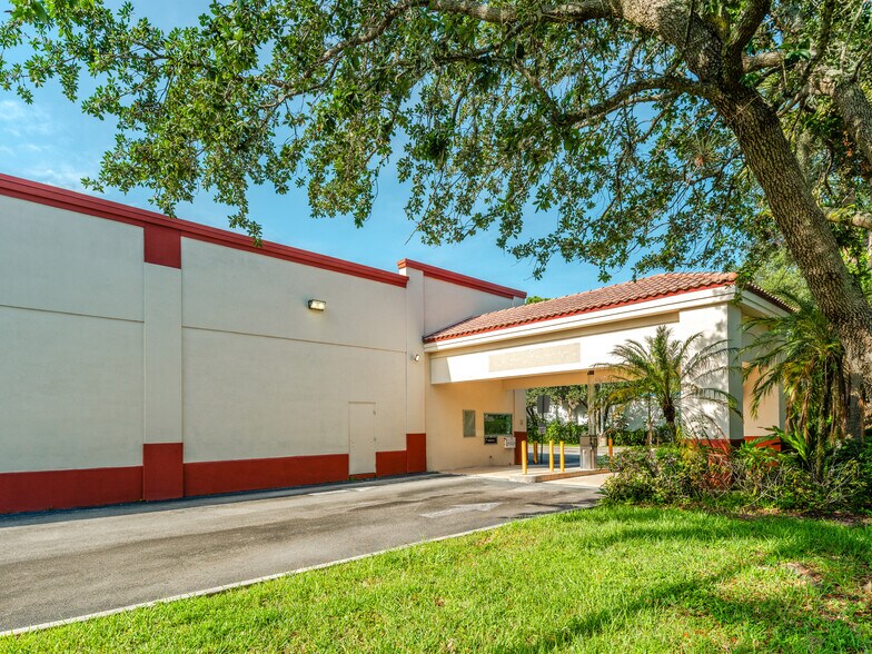 More Photos Of 6980 W Commercial Blvd, Lauderhill Drugstore For Lease
