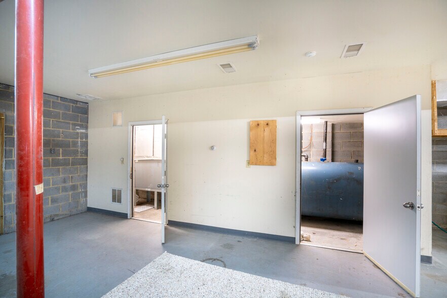 More Photos Of 3340 E Pleasant Valley Blvd, Altoona Freestanding For Sale