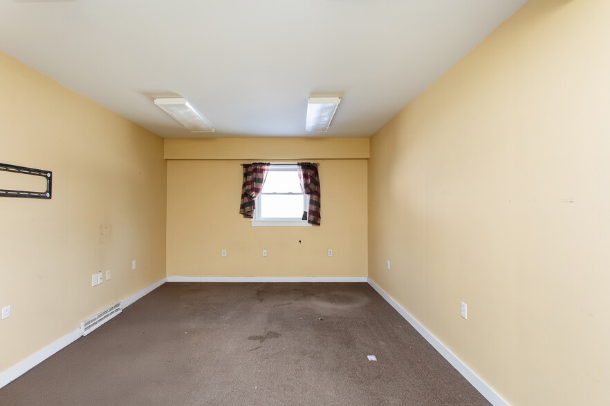 More Photos Of 891 Saratoga Rd, Gansevoort Warehouse For Lease