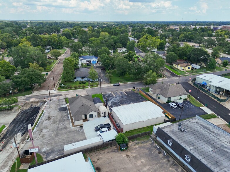 More Photos Of 909 Houston St, Conroe Freestanding For Sale