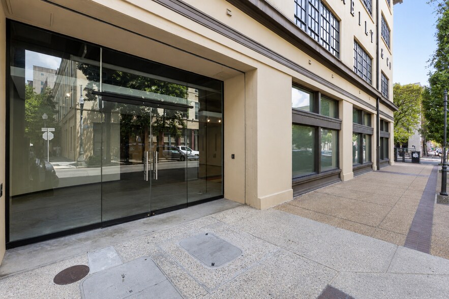 Primary Photo Of 640 Magazine St, New Orleans Hospitality For Lease