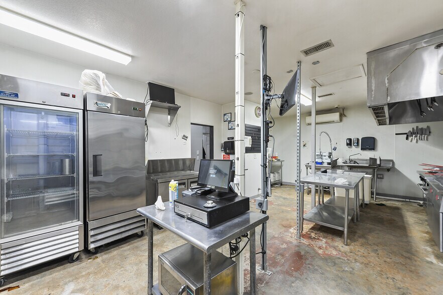 More Photos Of 1220 Bienville Blvd, Ocean Springs General Retail For Lease