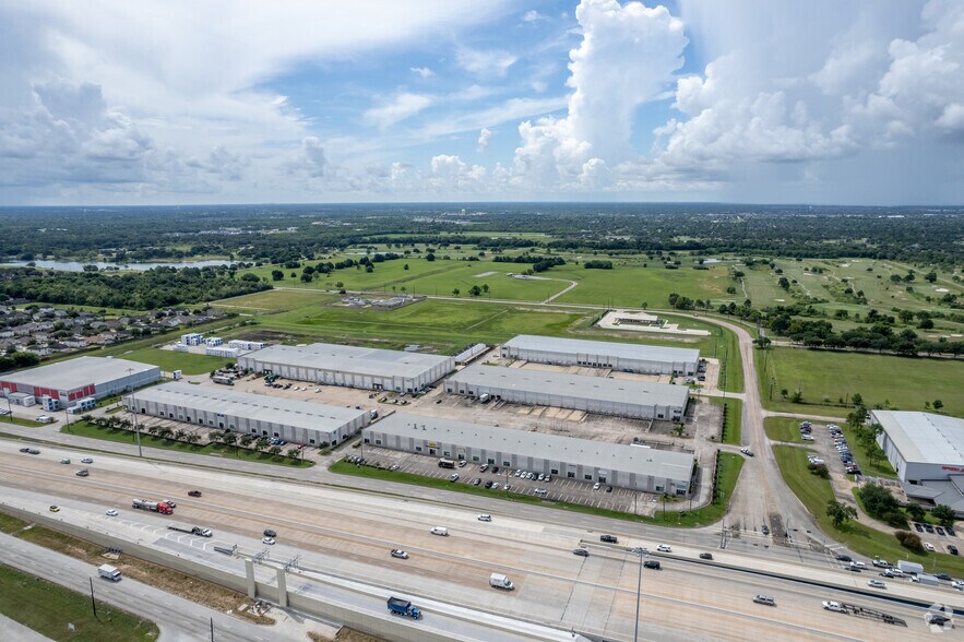 More Photos Of 3430 S Sam Houston Pkwy E, Houston Warehouse For Lease