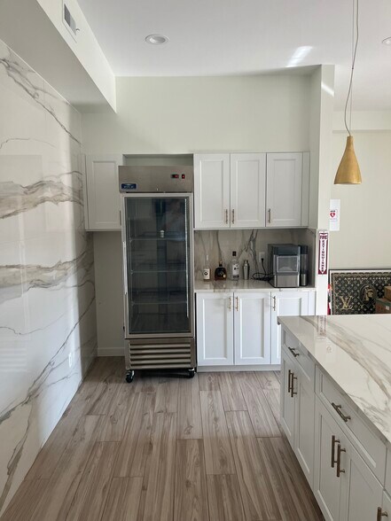 More Photos Of 18450 Mack Ave, Grosse Pointe Freestanding For Lease