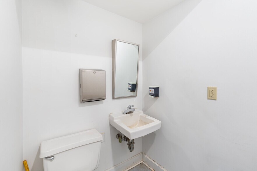 More Photos Of 1 Main St, Hartford Office Residential For Sale