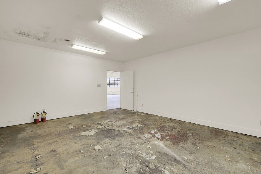 More Photos Of 2860 38th Ave, Oakland Auto Repair For Sale
