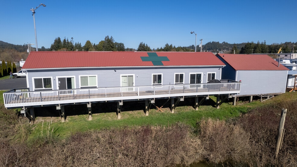 More Photos Of 751 Riverside Dr, Coquille Showroom For Sale