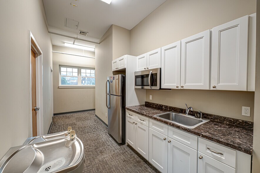 More Photos Of 41 Green St, Huntington Medical For Lease