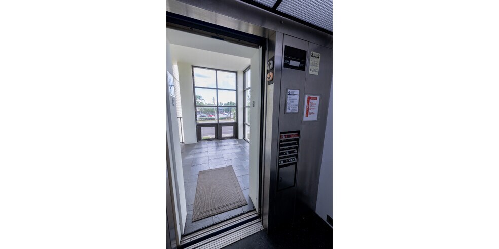 More Photos Of 2861 34th St S, Saint Petersburg Office For Lease