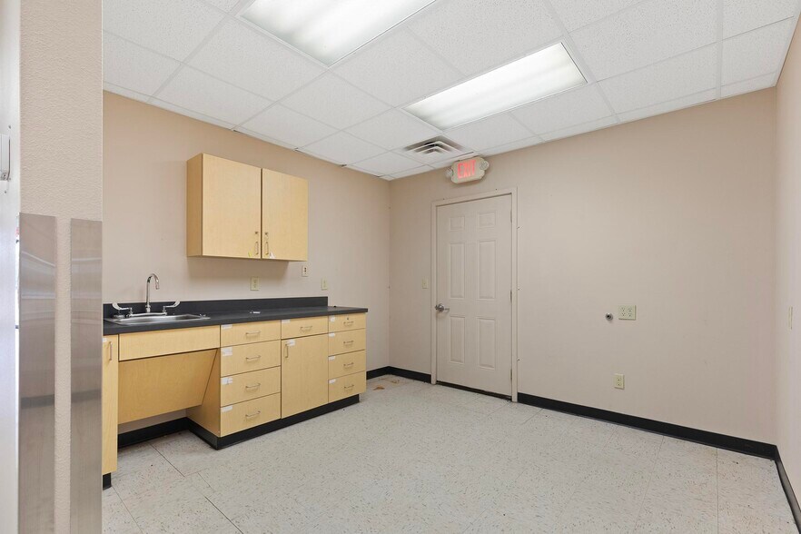 More Photos Of 327 E Airport Dr, Carthage Medical For Sale