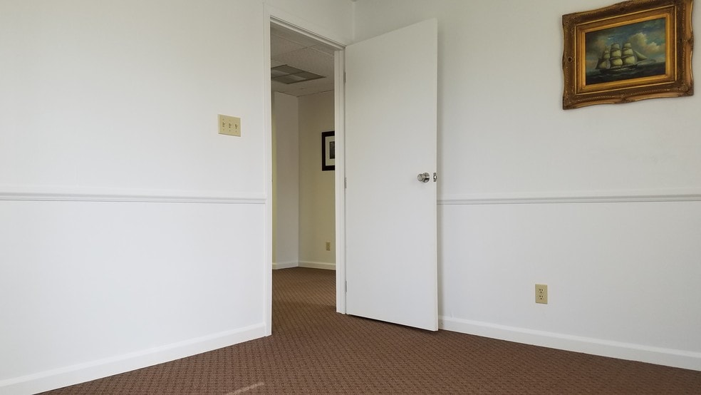 More Photos Of 515 Woodcrest Dr, Bloomington Medical For Lease