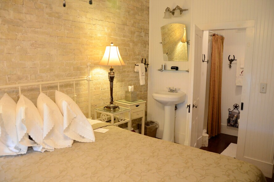 More Photos Of 218 S Market St, Flatonia Hotel For Sale