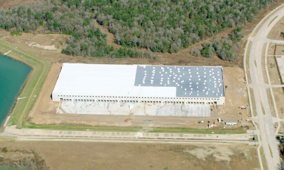 More Photos Of 10100 W Lake Houston Pky, Houston Distribution For Lease