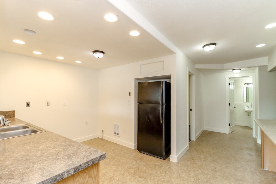 More Photos Of 3838 S Warner St, Tacoma Flex For Lease