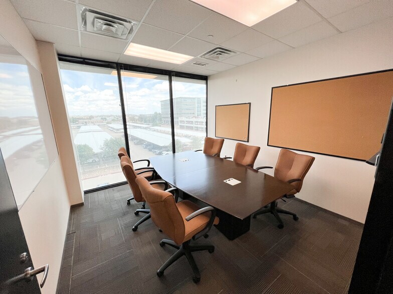 More Photos Of 303 Veterans Airpark Ln, Midland Office For Lease
