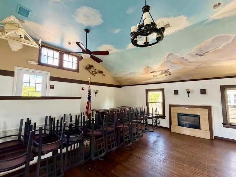 More Photos Of 2515 Far Hills Ave, Oakwood Restaurant For Lease