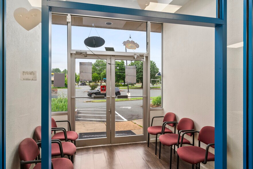 More Photos Of 322-323 W Lee Hwy, Warrenton Freestanding For Lease