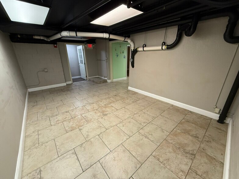 More Photos Of 1820-1828 SE Como Ave, Minneapolis Storefront Retail Residential For Lease