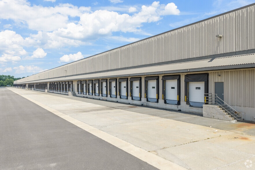More Photos Of 400 Cabot Dr, Hamilton Distribution For Lease