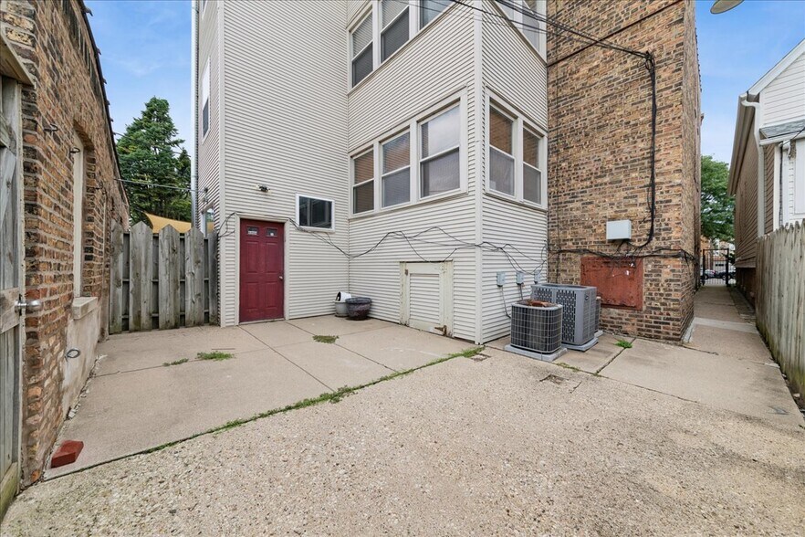 More Photos Of 1723 W Foster Ave, Chicago Multifamily For Sale