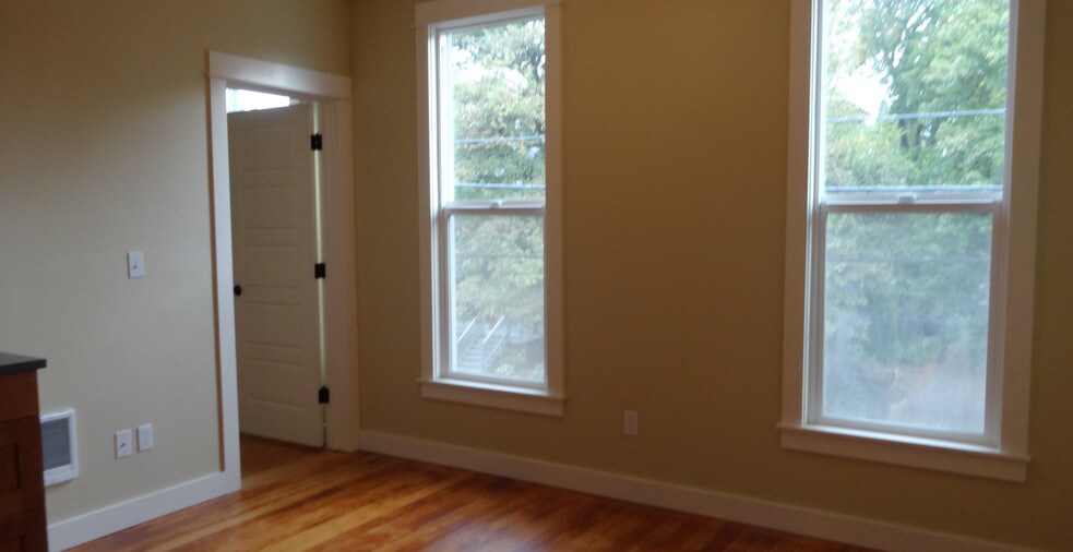More Photos Of 1733-1737 SE Morrison St, Portland Apartments For Lease