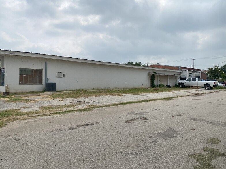 More Photos Of 320 S Mulberry St, Pearsall Auto Repair For Sale