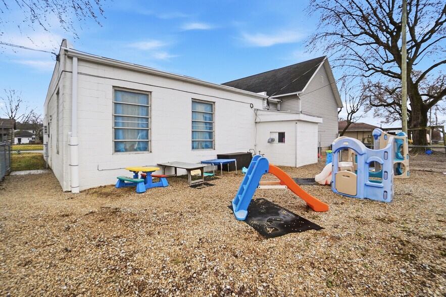 More Photos Of 213 N Broadway St, Spencerville Flex For Sale